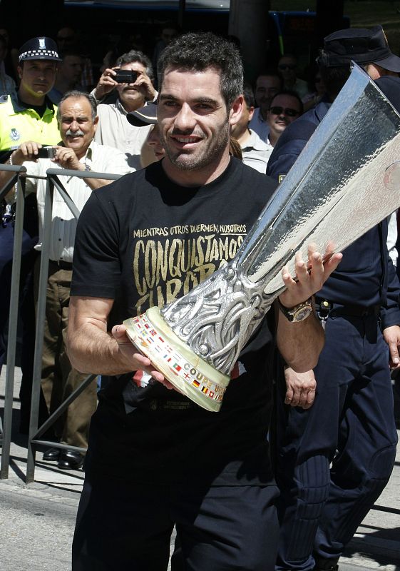 Antonio López muestra la copa de campeones de la Liga Europa