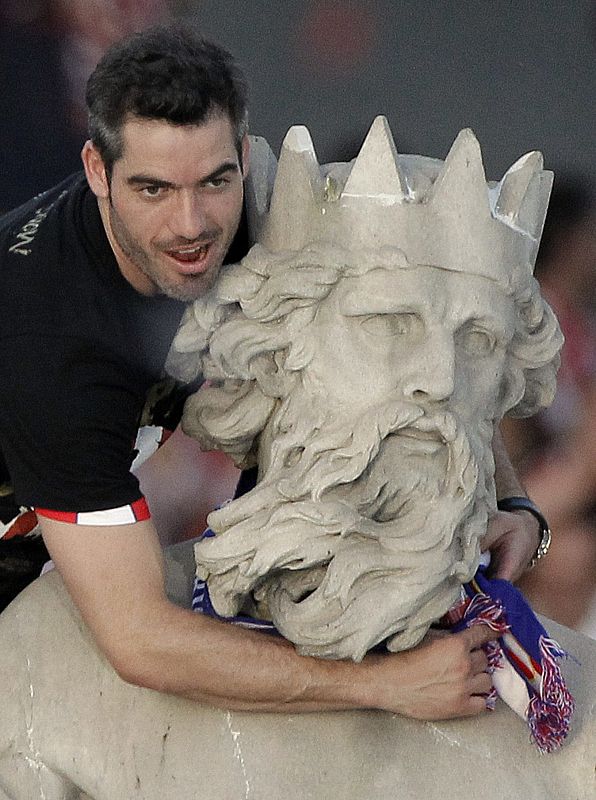 Antonio López abrazado a la cabeza del dios Neptuno