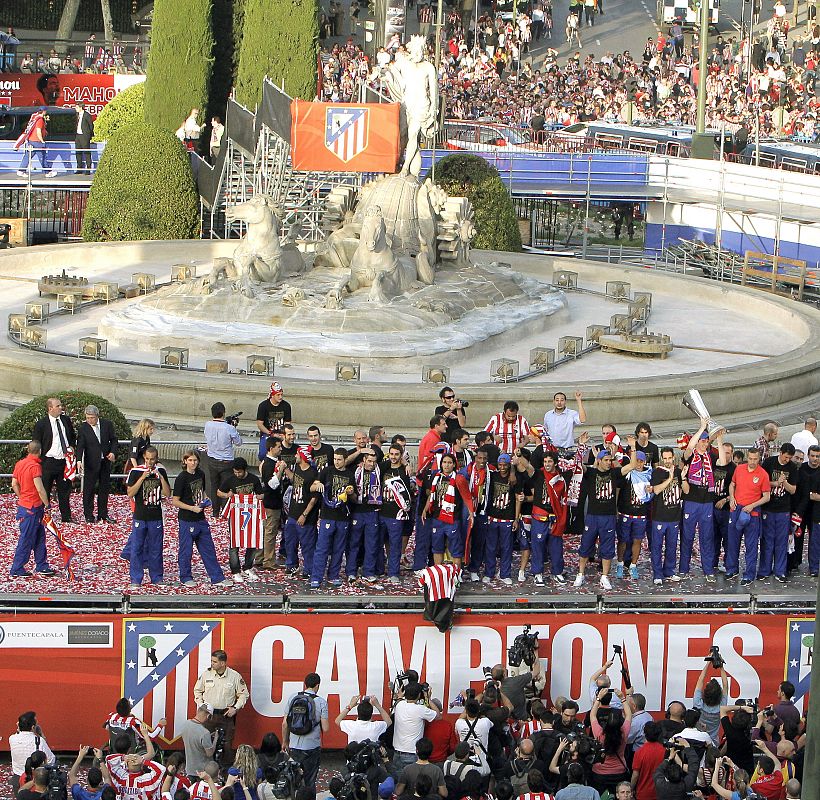 Los jugadores del Atlético de Madrid celebran en la plaza de Neptuno la victoria en la final de la Liga Europa