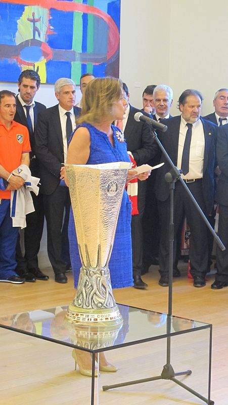 La Copa de la Europa League ha presidido la recepción en el Ayuntamiento.