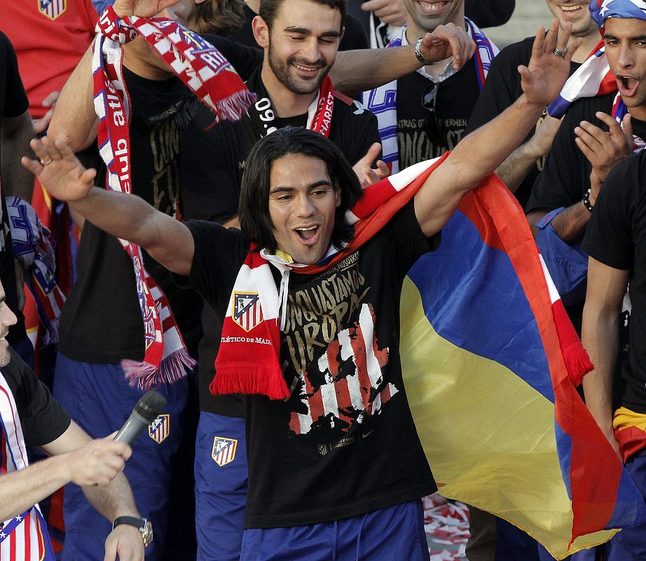 Falcao celebra en la plaza de Neptuno la victoria en la final de la Liga Europa