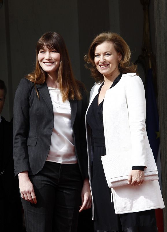 Carla Bruni-Sarkozy, primera dama saliente, y Valerie Trierweiler, pareja sentimental del nuevo presidente de la república Elysee Palace in Paris