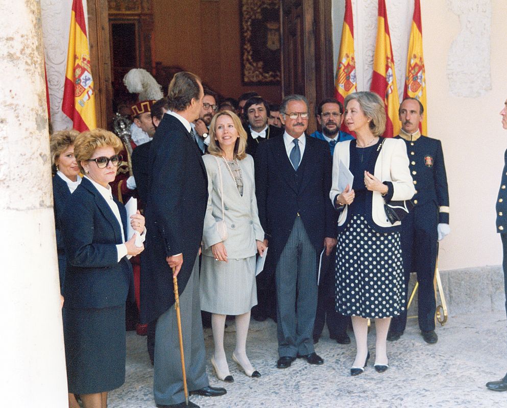 El mexicano Carlos Fuentes acompañado por los Reyes durante una de sus visitas a España
