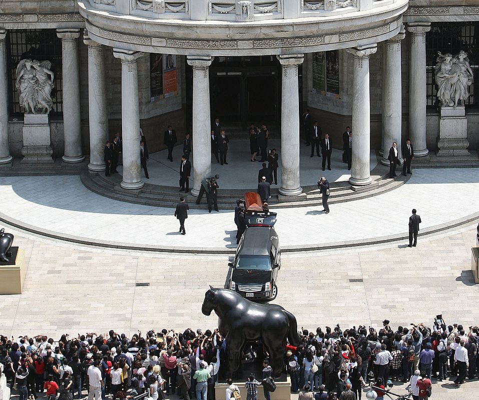 MEXICANOS LLORAN A FUENTES Y ESPERAN SUS RESTOS EN EL PALACIO DE BELLAS ARTES