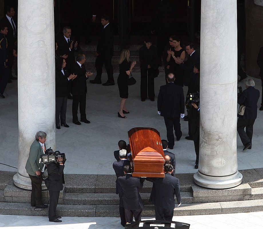 MEXICANOS LLORAN A FUENTES Y ESPERAN SUS RESTOS EN EL PALACIO DE BELLAS ARTES