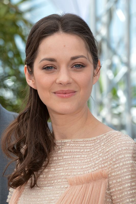 La actriz francesa Marion Cotillard posa para los fotógrafos en la presentación de la película "De Rouille et D'Os" en Cannes