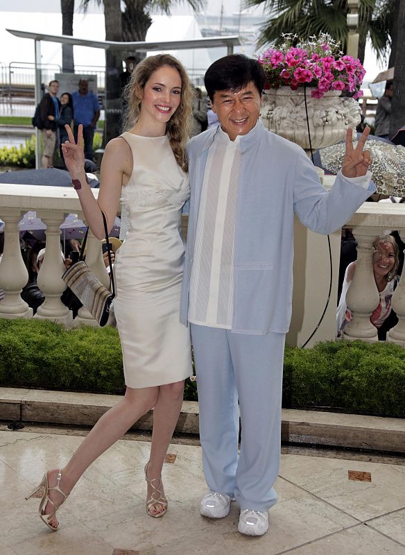 El director y actor Jackie Chan y la actriz Laura Weissbecker presentan la película "Chinese Zodiac" en Cannes