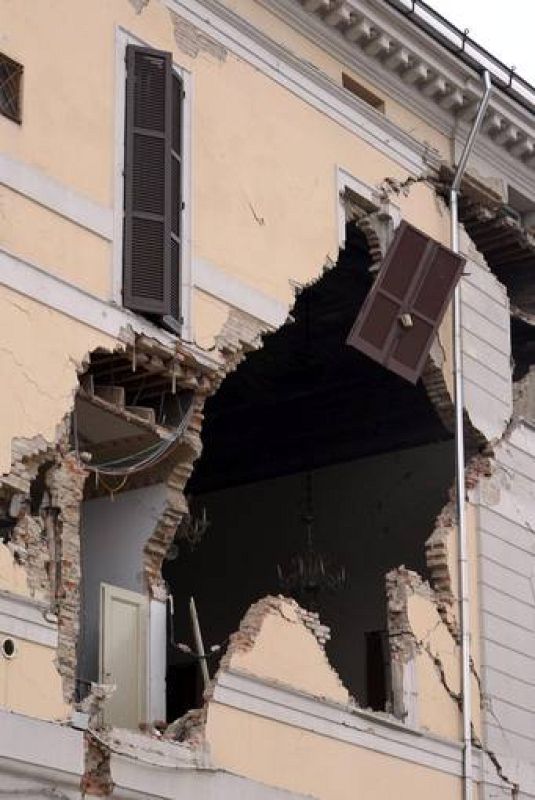 EL TERREMOTO EN ITALIA MATA A AL MENOS 6 PERSONAS Y HIERE A OTRAS 50