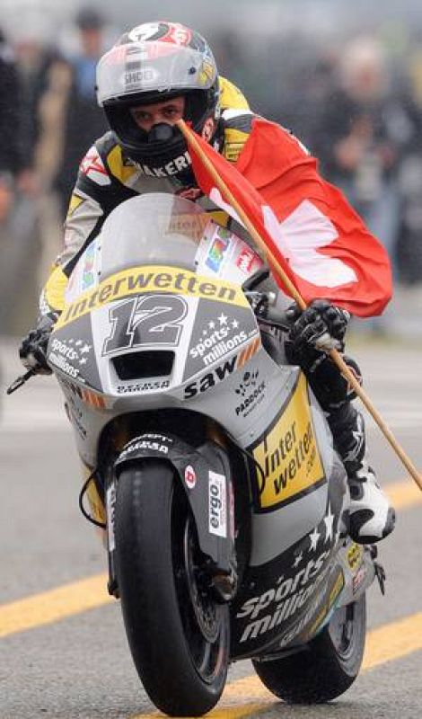 Thomas Luthi celebra con la bandera de su país la victoria en Moto2.