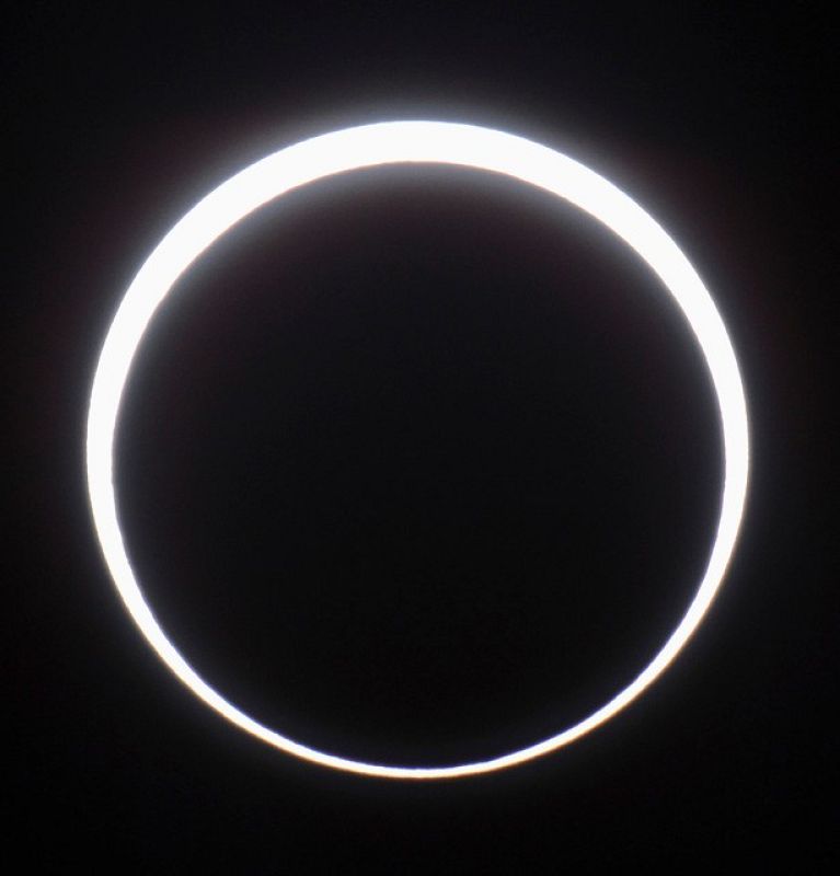 Dependiendo de la ubicación, algunos países han podido presenciar un eclipse anular, en el que la Luna bloquea al Sol excepto un anillo de luz, su contorno exterior