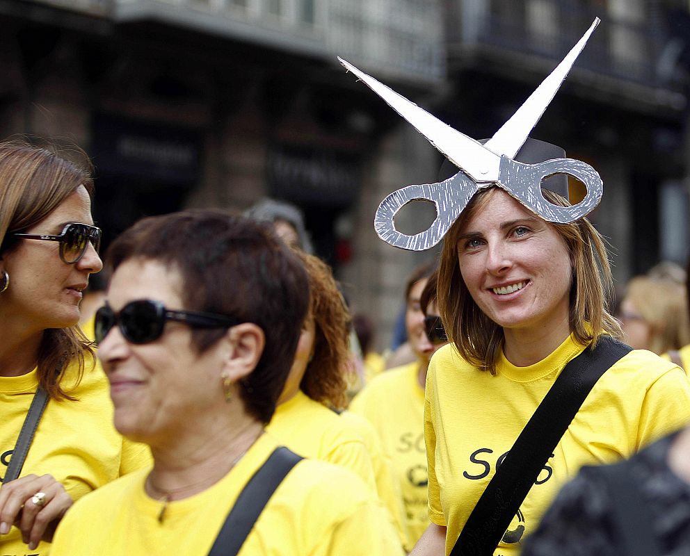 Varias mujeres se manifiestan con camisetas amarillas en las que se lee "SOS Enseñanza Pública de calidad"