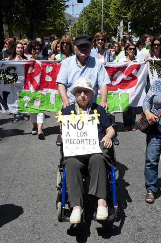 Miles de personas se manifiestan en Cartagena en contra de los recortes en Educación
