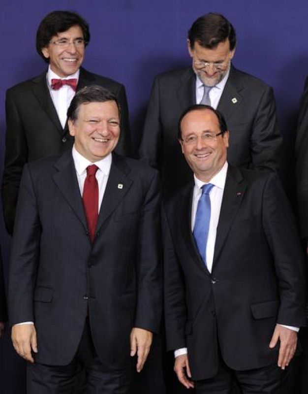 El primer ministro belga Elio di Rupo, el presidente Mariano Rajoy, el presidente de la Comisión Europea José Manuel Barroso, y el presidente francés François Hollande posan para la foto de familia de cumbre. 