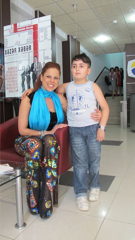 Pastora Soler, junto a uno niño azerí, en el interior de los estudios de Xezer TV