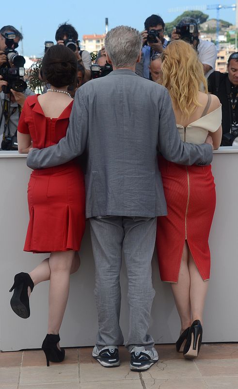 Emily Hampshire, el director David Cronenberg y Sarah Gadon durante el  photocall de "Cosmopolis"