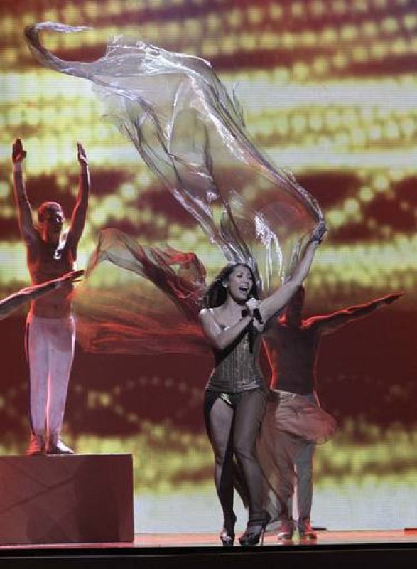 Anggun con sus bailarines en el ensayo general de Eurovisión