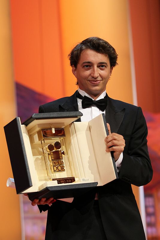El director Benh Zeitlin posa con su premio, la Cámara de Oro, en Cannes