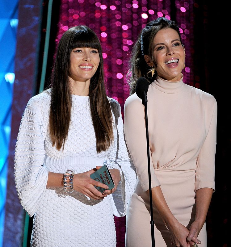 Las actrices Jessica Biel y Kate Beckinsale ejercieron  de presentadoras