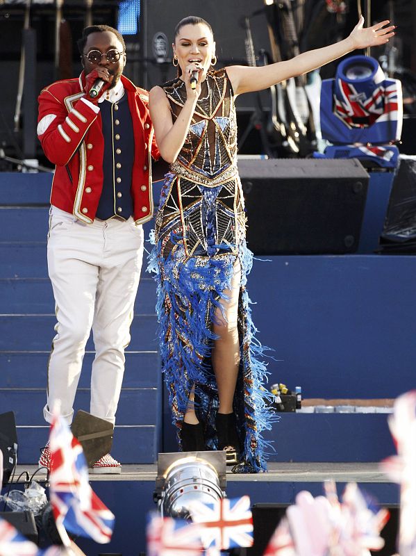 U.S. musician will.i.am and British singer Jessie J perform during the Diamond Jubilee concert in front of Buckingham Palace in London