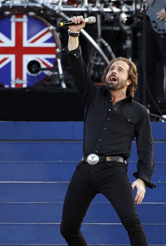 British tenor Alfie Boe performs during the Diamond Jubilee concert in front of Buckingham Palace in London