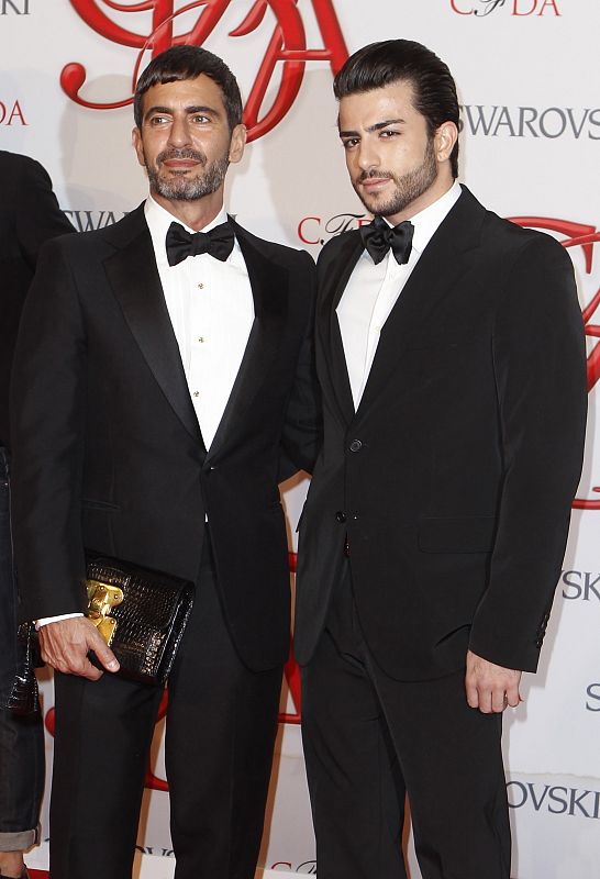 El diseñador Marc Jacobs con una elegante cartera en sus manos.