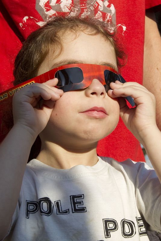 Un niño mira el tránsito de Venus