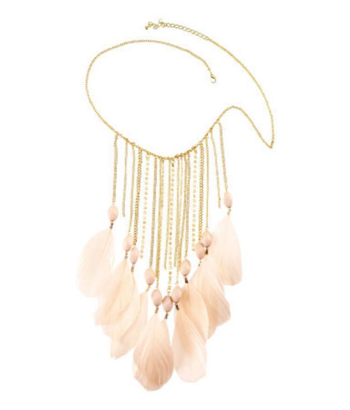 Collar con cadenas metálicas, cuentas y plumas. Largo ajustable. H&M (9,95 EUR)