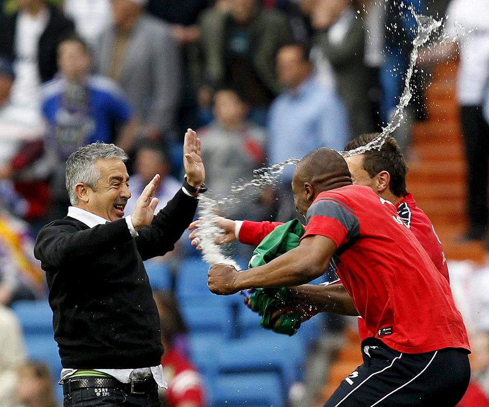 El entonces entrenador del Sporting de Gijón Manuel Preciado (i) celebrando la victoria del equipo ante el Real Madrid.