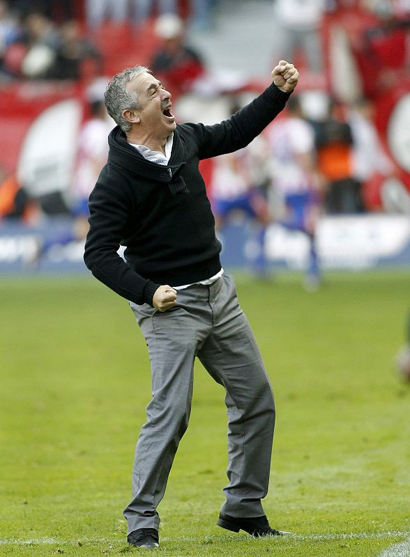 Manuel Preciado celebrando un gol del Sporting Gijón.