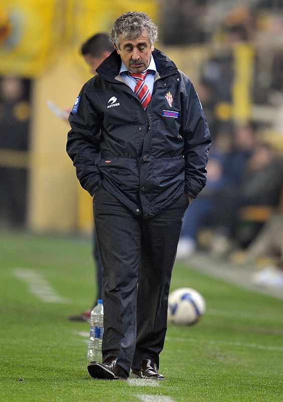Manolo Preciado, en un encuentro dirigiendo como entrenador del Sporting de Gijón.