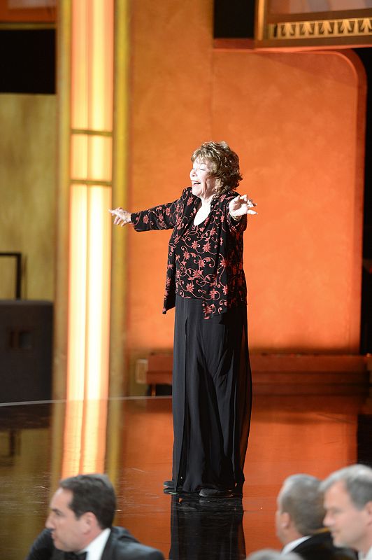 El American Film Institute ha concedido a la actriz Shirley MacLaine el premio honorífico a toda una carrera, uno de los galardones más prestigiosos de Hollywood que la actriz recibió en una gala celebrada anoche en Los Ángeles.