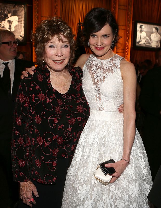 La actriz Elizabeth McGovern junto a la homenajeada.