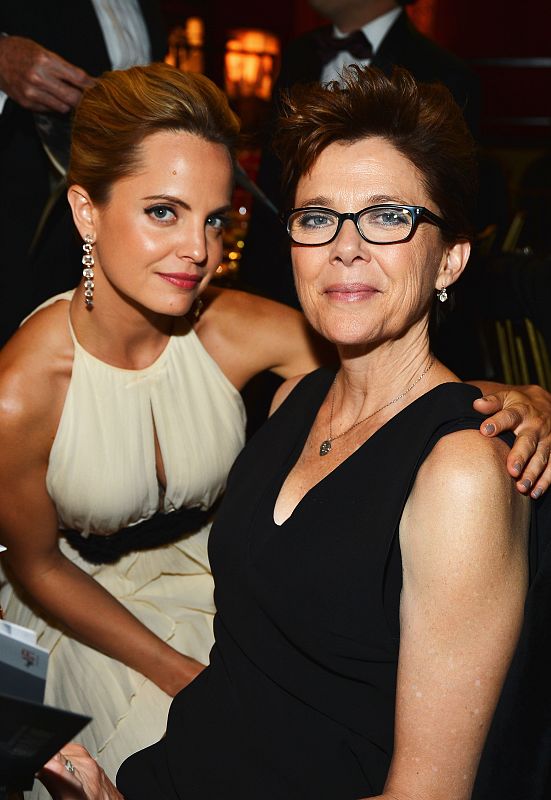 Las actrices Mena Suvari y Annette Bening, cuñada de Shirley MacLaine.