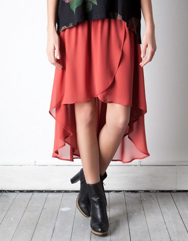 Falda color coral de capas de Pull&Bear (22,99¿)