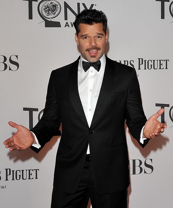 Ricky Martin posa a su llegada para la entrega de los premios Tony 2012. El cantante puertorriqueño forma parte del elenco del musical 'Evita' junto a Elena Rogers y Michael Cerveris.