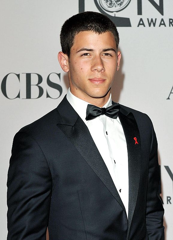 El pequeño de los hermanos Jonas, Nick, lució nuevo look, mucho más maduro y formal.