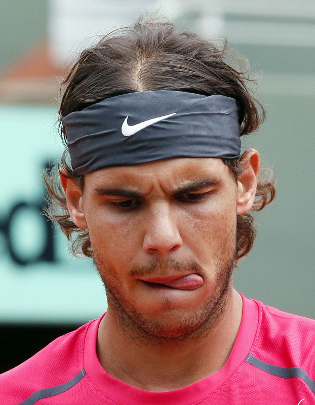 Rafael Nadal ha empezado mucho más fuerte que el serbio esta reanudación de la final de Roland Garros suspendida el domingo por la lluvia.