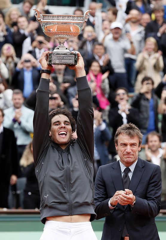 El tenista español Rafa Nadal levanta su séptimo trofeo de Roland Garros tras ganar a Novak Djokovic.