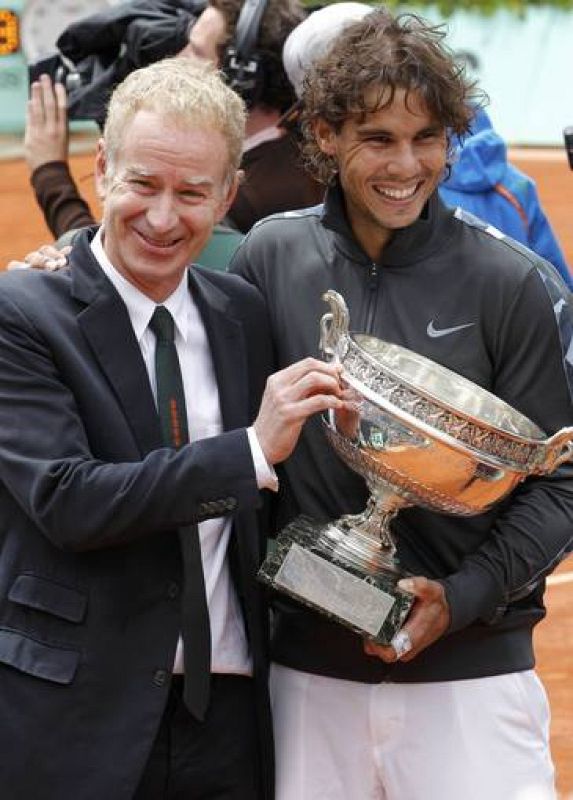 Rafa Nadal con su séptima copa de los mosqueteros junto a John McEnroe, extenista estadounidense 