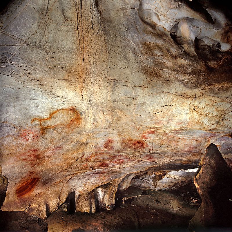 Uno de los discos rojos localizados en la cueva de El Castillo (Puente Viesgo, Cantabria) es la más antigua de Europa, con más de 40.600 años