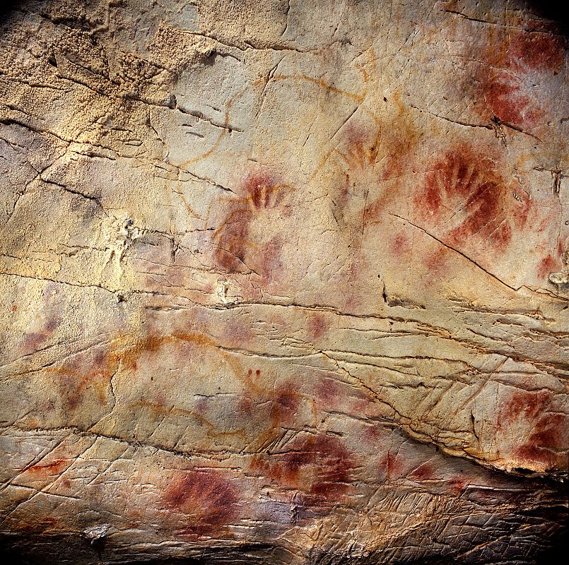 Una de las huellas del 'panel de las manos' de la cueva de El Castillo ha sido datada de hace 37.300 años de antigüedad