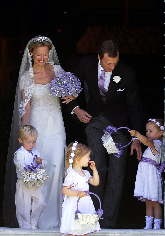 La princesa Carolina lució un vestido de novia del diseñador holandés Addy van den Krommenacker.