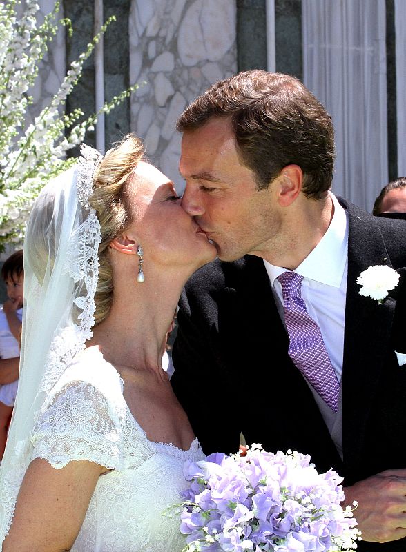 La princesa Carolina es la hija menor de Irene de Holanda y de Carlos Hugo de Borbón y Parma, fallecido en 2010. A sus 37 años, Carolina ha contraído matrimonio con Albert Brenninkmeijer, perteneciente a la familia propietaria de la firma de moda C&A