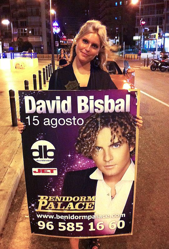 Cartel Benidorm, arrancado x la calle, arrastrado y de recuerdo a casa