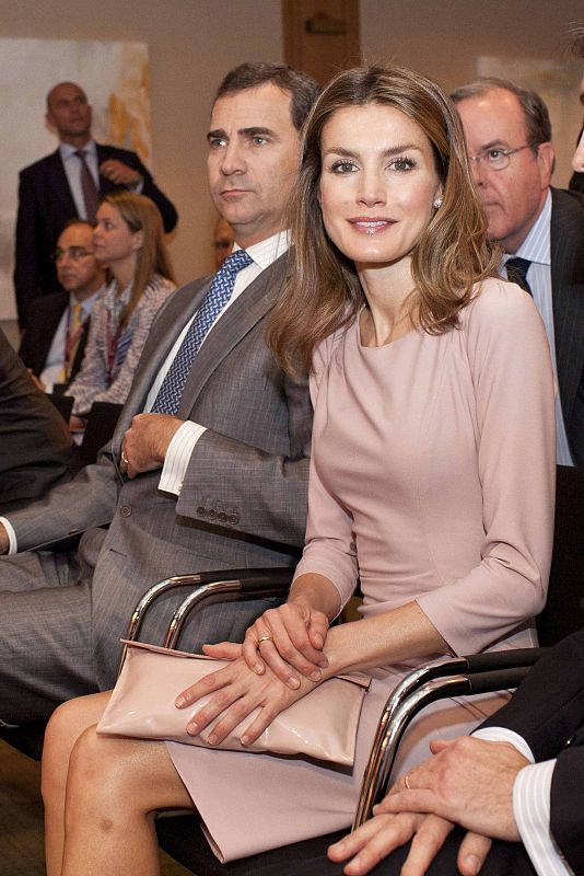 Los príncipes también presidieron el 'Global Business Colloquium', celebrado en la nueva Sede del Instituto de Estudios Superiores de la Empresa (IESE) de Nueva York. Letizia eligió para la ocasión uno de sus clásicos: el vestido rosa palo en crepe d