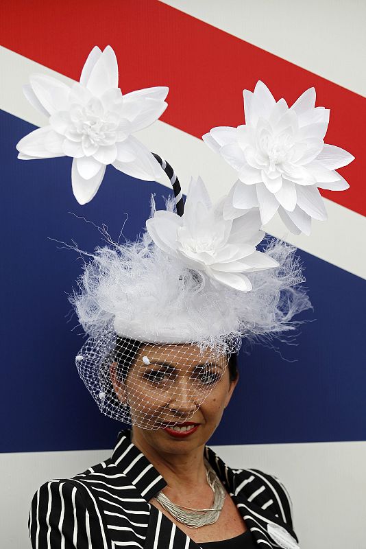 Flores, redecilla y volúmenes. El caso es llamar la atención