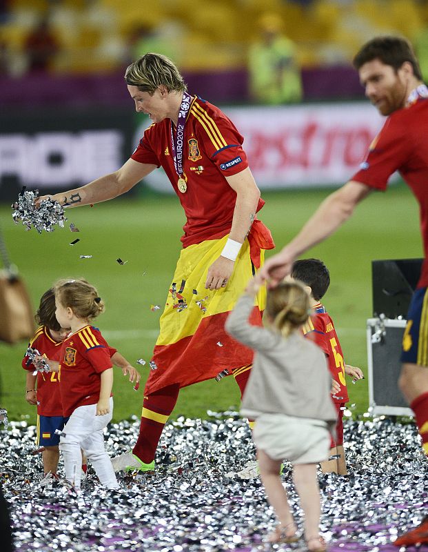 Los hijos de los jugadores han jugado con el confeti de la celebración