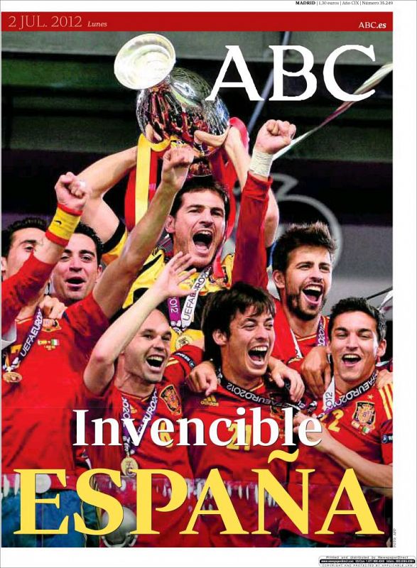 "Invencible España", titula el diario de información general ABC con una imagen de los jugadores de la selección levantando la Eurocopa 2012.