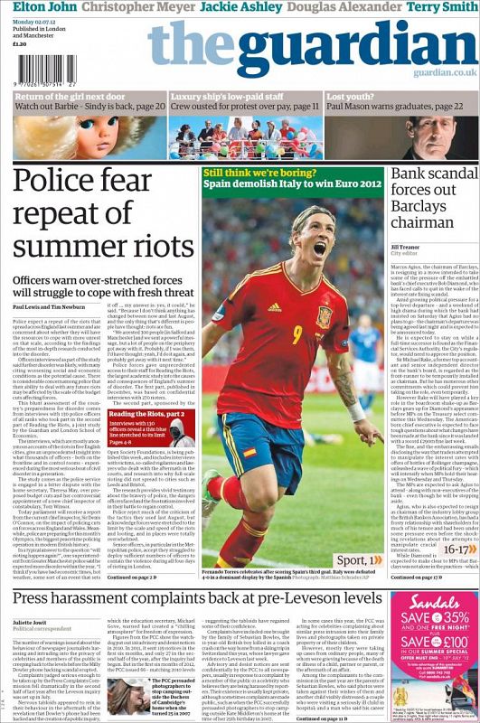 El diario británico 'The Guardian' abre su primera con una foto de Fernando Torres, jugador del Chelsea y delantero de la selección española, celebrando su gol ante Italia en la final de la Eurocopa: "España ha demolido a Italia y ha ganado la Euro"