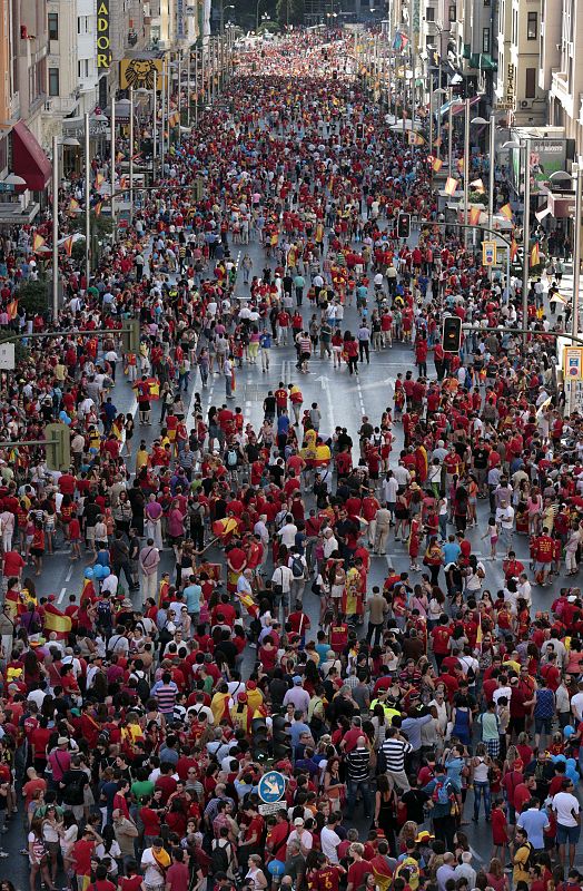 Las calles del centro de Madrid se han ido llenando de miles aficionados, que han querido recibir a la selección española.